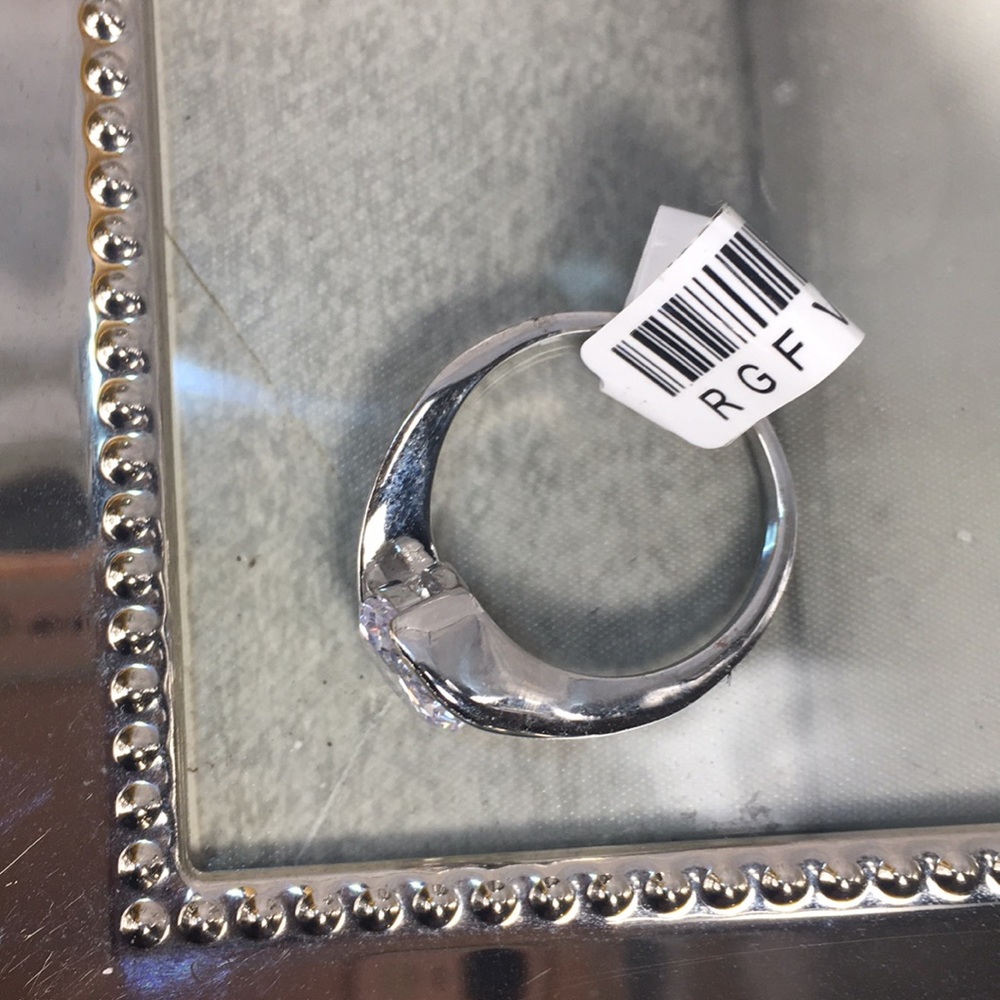 ❤️Stunning Simulated Diamond Ring - Picture 7 of 8